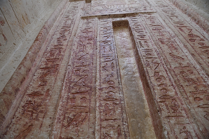 55 MAK_6929.jpg - I geroglifici incisi sulla cornice elencano i nomi e i titoli della principessa, insieme a preghiere e formule rituali per garantirle sostentamento eterno.